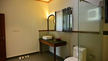 Luxury Cottage, Garden View | Bathroom | Slippers, towels, soap, shampoo