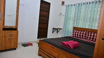 Basic-Einzelzimmer, Gartenblick | Schreibtisch, laptopgeeigneter Arbeitsplatz, kostenloses WLAN