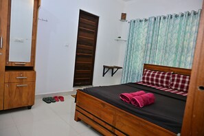 Habitación individual básica, vista al jardín | Escritorio, espacio para trabajar con laptop y wifi gratis 