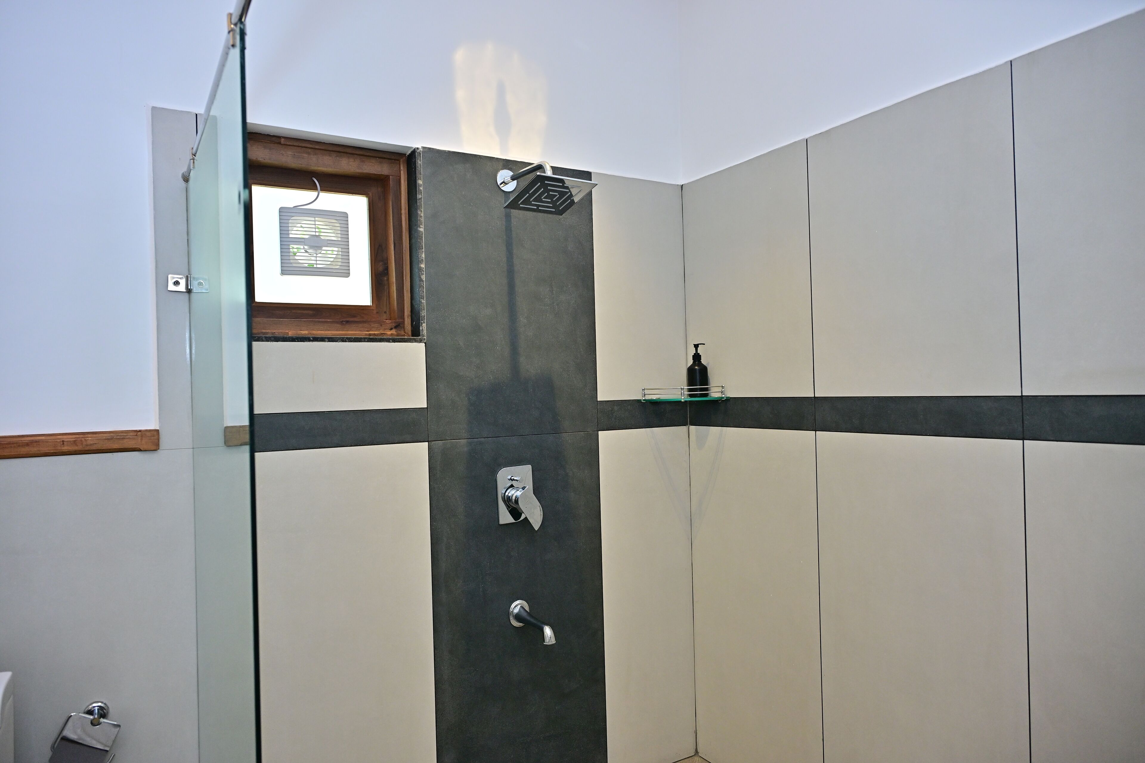 Casa de campo de lujo, vista al jardín | Baño | Pantuflas, toallas, jabón, shampoo 