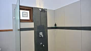 Luxury-Ferienhaus, Gartenblick | Badezimmer | Hausschuhe, Handtücher, Seife, Shampoo