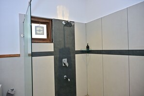 Casa de campo de lujo, vista al jardín | Baño | Pantuflas, toallas, jabón, shampoo 