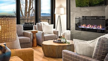 Smart-tv, een open haard en videospelletjes