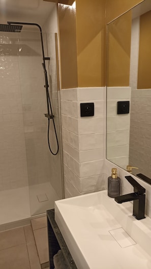 Ducha, secador de pelo, toallas, jabón