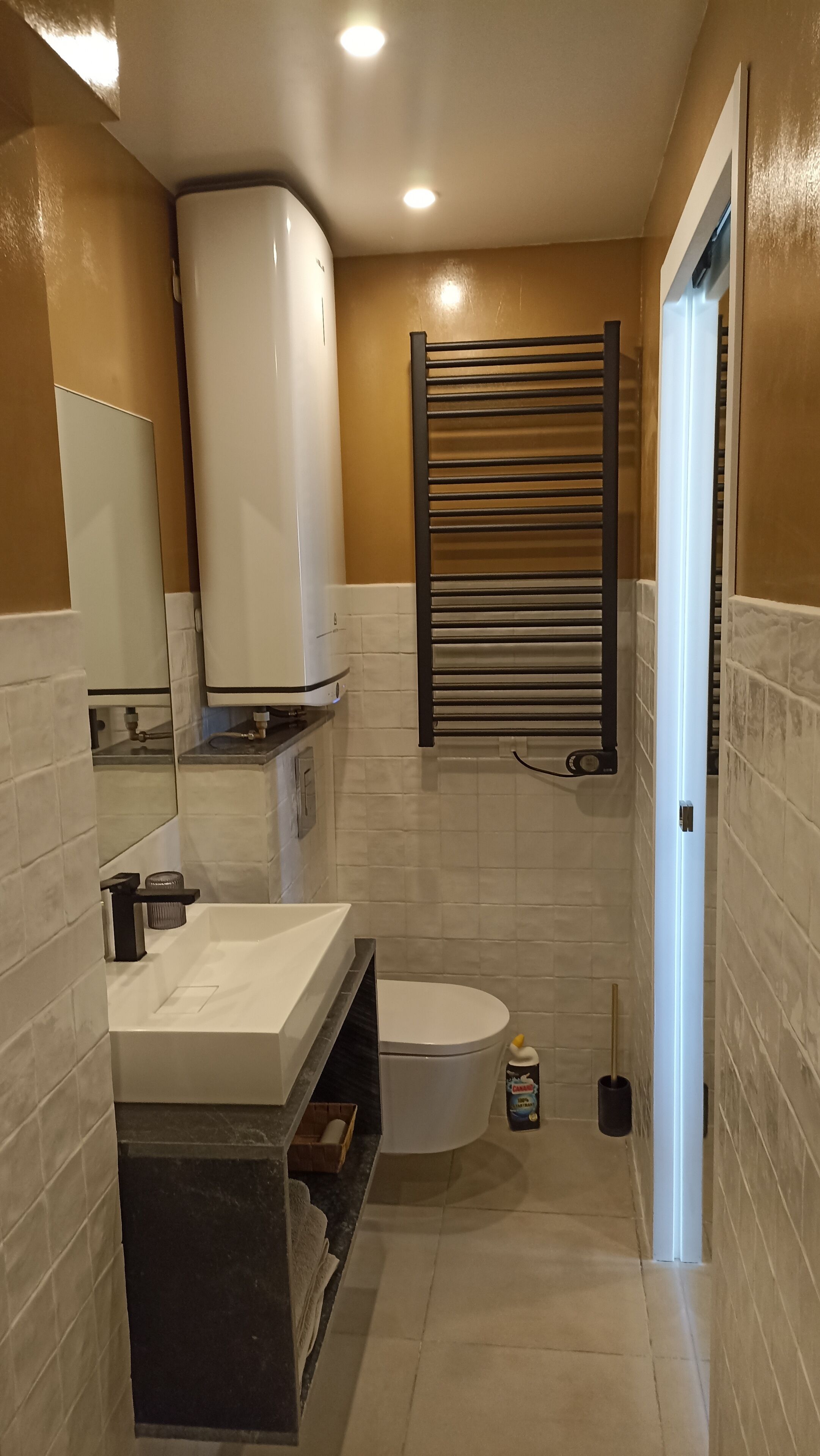 Douche, sèche-cheveux, serviettes fournies, savon