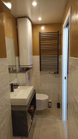 تجهيزات دش، مجففات شعر، مناشف، صابون