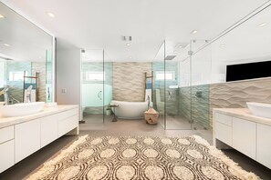 Shower, hair dryer, towels - Featured on HGTV "Christina On The Coast" - Stunning Ocean Views, Spa! (San Diego)