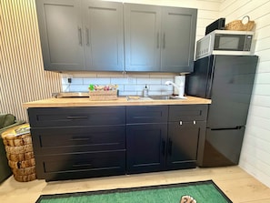 Private kitchen - Cozy 2-bedroom apartment in charming Whitwell with AC (Whitwell)