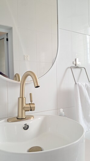 Pantuflas, toallas, jabón, papel higiénico