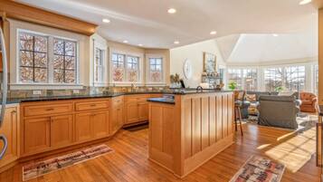 Rumah, Beberapa Tempat Tidur, dapur, pemandangan kebun (Town & Tide) | Interior