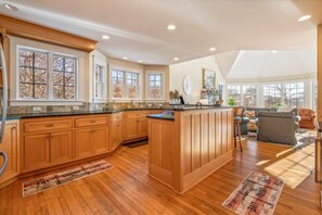 Rumah, Beberapa Tempat Tidur, dapur, pemandangan kebun (Town & Tide) | Interior