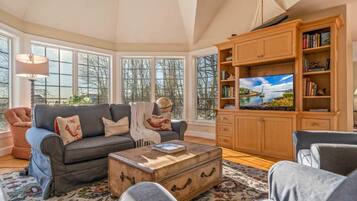 House, Multiple Beds, Kitchen, Garden View (Town & Tide) | Living area