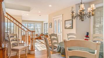 Rumah, Beberapa Tempat Tidur, dapur, pemandangan kebun (Town & Tide) | Interior