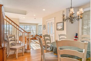 Rumah, Beberapa Tempat Tidur, dapur, pemandangan kebun (Town & Tide) | Interior