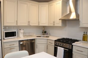 Private kitchen - Spacious & Elegant 3 full bedroom apartment - Heart of Long Island (Uniondale)