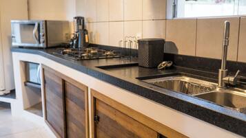 KĂŒhlschrank, Mikrowelle, Ofen, Herdplatte