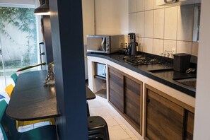 Kjøleskap, mikrobølgeovn, ovn og kokeplater