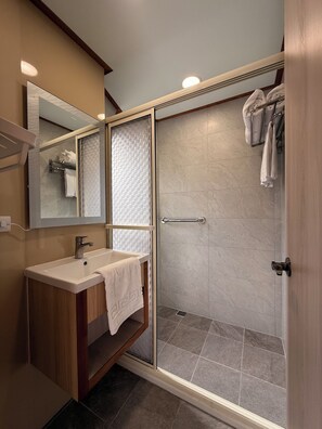 Exclusive Loft, Ocean View | Bathroom | Hair dryer, slippers, towels, soap - Light Haus Inn (Hengchun)