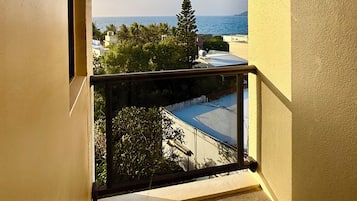 Deluxe Room, Ocean View | Interior