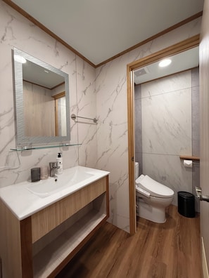 Deluxe Room, Ocean View | Bathroom | Hair dryer, slippers, towels, soap - Light Haus Inn (Hengchun)