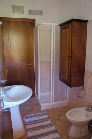 Douche, sèche-cheveux, bidet, serviettes fournies