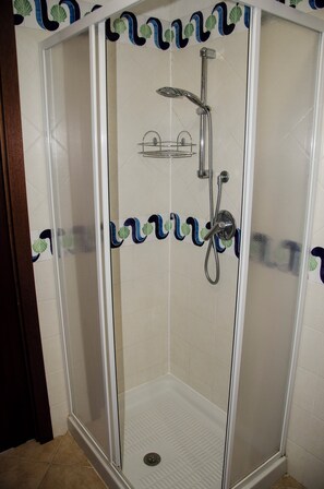 Douche, sèche-cheveux, bidet, serviettes fournies
