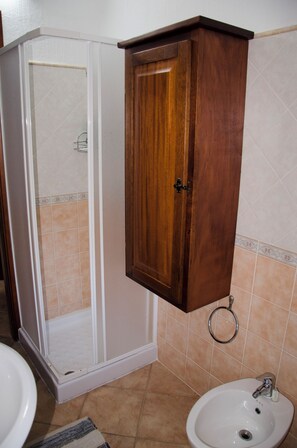 Douche, sèche-cheveux, bidet, serviettes fournies
