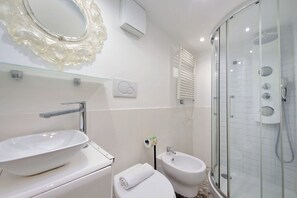Shower, hair dryer, bidet, towels - 4BNB - Domus Colosseo (Rome)