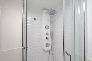 Regadera, secadora de cabello, bidet, toallas 