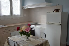 Private kitchen - 4-person gîte in southern Ardèche. Shared swimming pool. 17 Km from Gorges de l'Ardèche, (Chassiers)