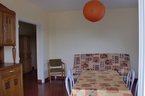 Dining - 4-person gîte in southern Ardèche. Shared swimming pool. 17 Km from Gorges de l'Ardèche, (Chassiers)