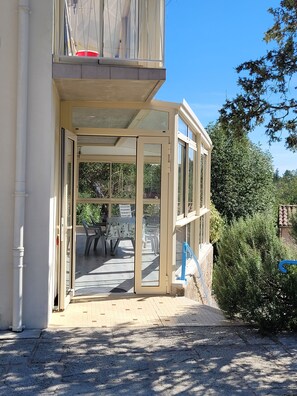 Outdoor dining - 4-person gîte in southern Ardèche. Shared swimming pool. 17 Km from Gorges de l'Ardèche, (Chassiers)
