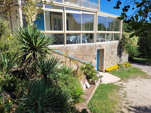 Exterior - 4-person gîte in southern Ardèche. Shared swimming pool. 17 Km from Gorges de l'Ardèche, (Chassiers)
