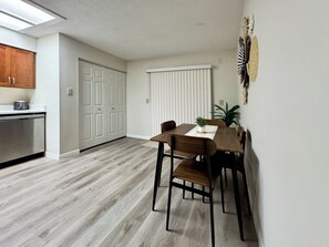 Dining - WiFi - Pet Friendly - Laundry - Short to Long Term (Safety Harbor)