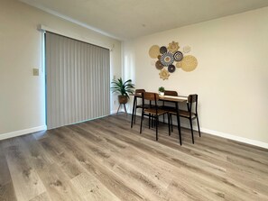 Interior - WiFi - Pet Friendly - Laundry - Short to Long Term (Safety Harbor)