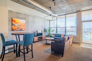 Smart TV, fireplace - Skyline Loft Studio w/ City Views (Phoenix)