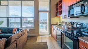 Een moderne keuken met een groot raam, een bank en uitzicht op de stad.