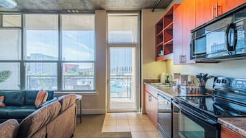 Réfrigérateur, micro-ondes, four, plaque de cuisson