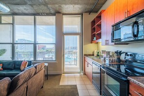 冰箱、微波炉、烤箱、炉灶