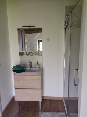 Hair dryer, towels, toilet paper - 3-person gîte "La Glycine (Montmelard)