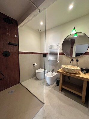 Bruser, hårtørrer, bidet, håndklæder