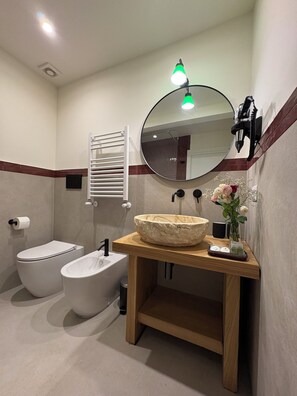 Dusche, Haartrockner, Bidet, Handtücher