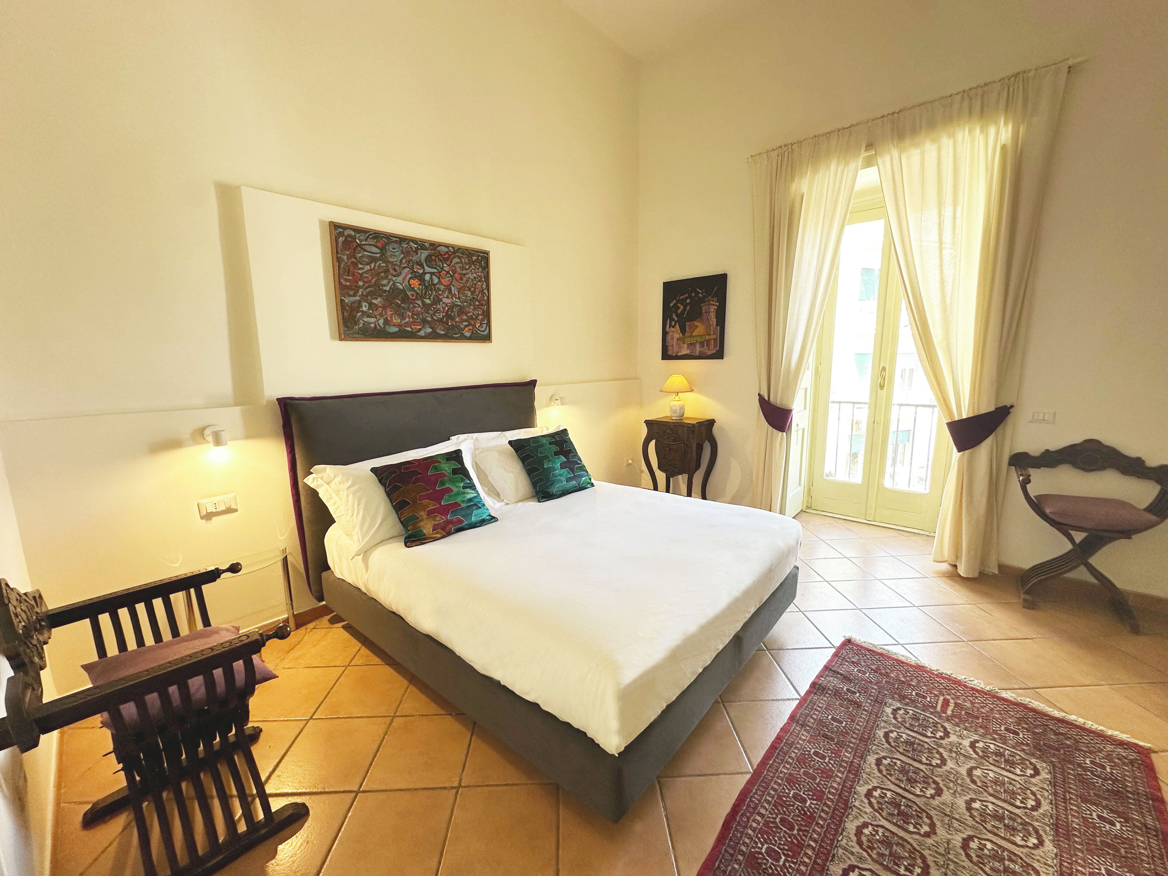 1 slaapkamer, een kluis op de kamer, een strijkplank/strijkijzer