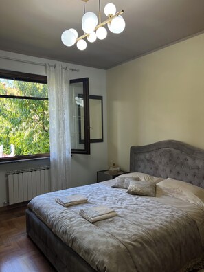 5 chambres, fer et planche à repasser, lit de bébé portatif