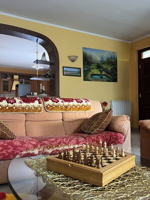 Smart-TV, videospill, bordtennis og bøker