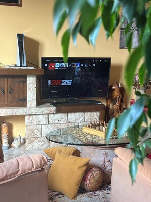 Smart-TV, videospill, bordtennis og bøker