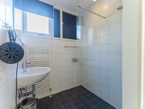 Bathroom - Coastal Family Escape With Enclosed Garden (Renesse)