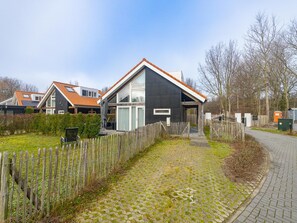 Exterior - Coastal Family Escape With Enclosed Garden (Renesse)