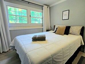 Tabla de planchar con plancha, cuna de viaje, wifi gratis y ropa de cama