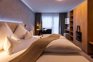 Studio, Balcony, Mountain View | In-room safe, free cribs/infant beds, free WiFi, bed sheets